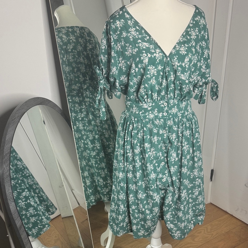 Green Floral Dress 🚨BOGO 50% OFF - Kori V Neck w Tie Sleeve Detail - Sz Med
